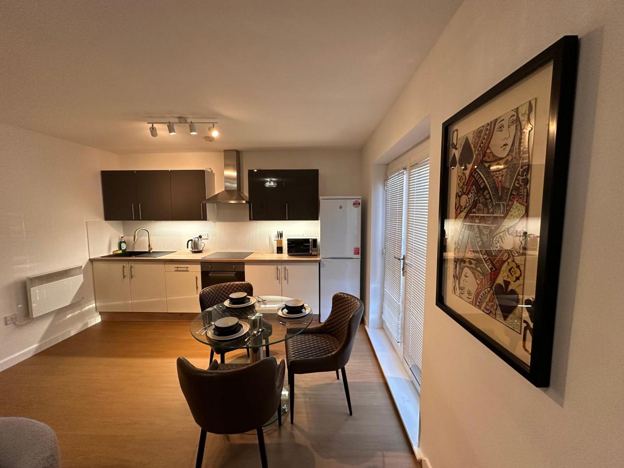 Apartment Centrally Located Modern 2 Bedroom Apartment, Minutes Walk To Ao Arena *